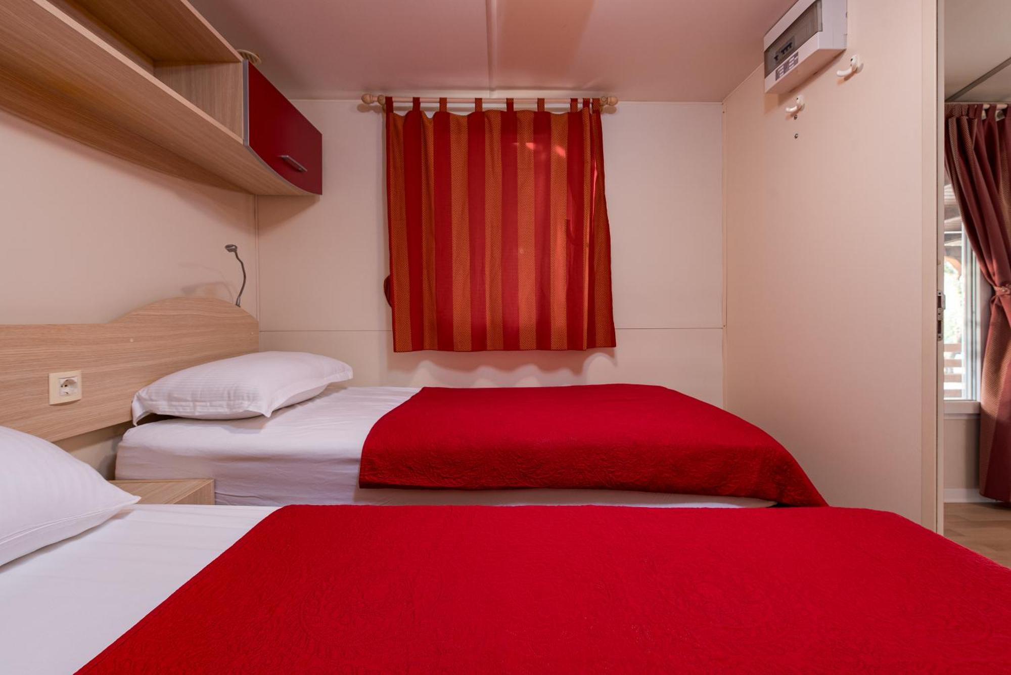 Camp Mrkva Mobile Homes With Pool Sukošan Стая снимка