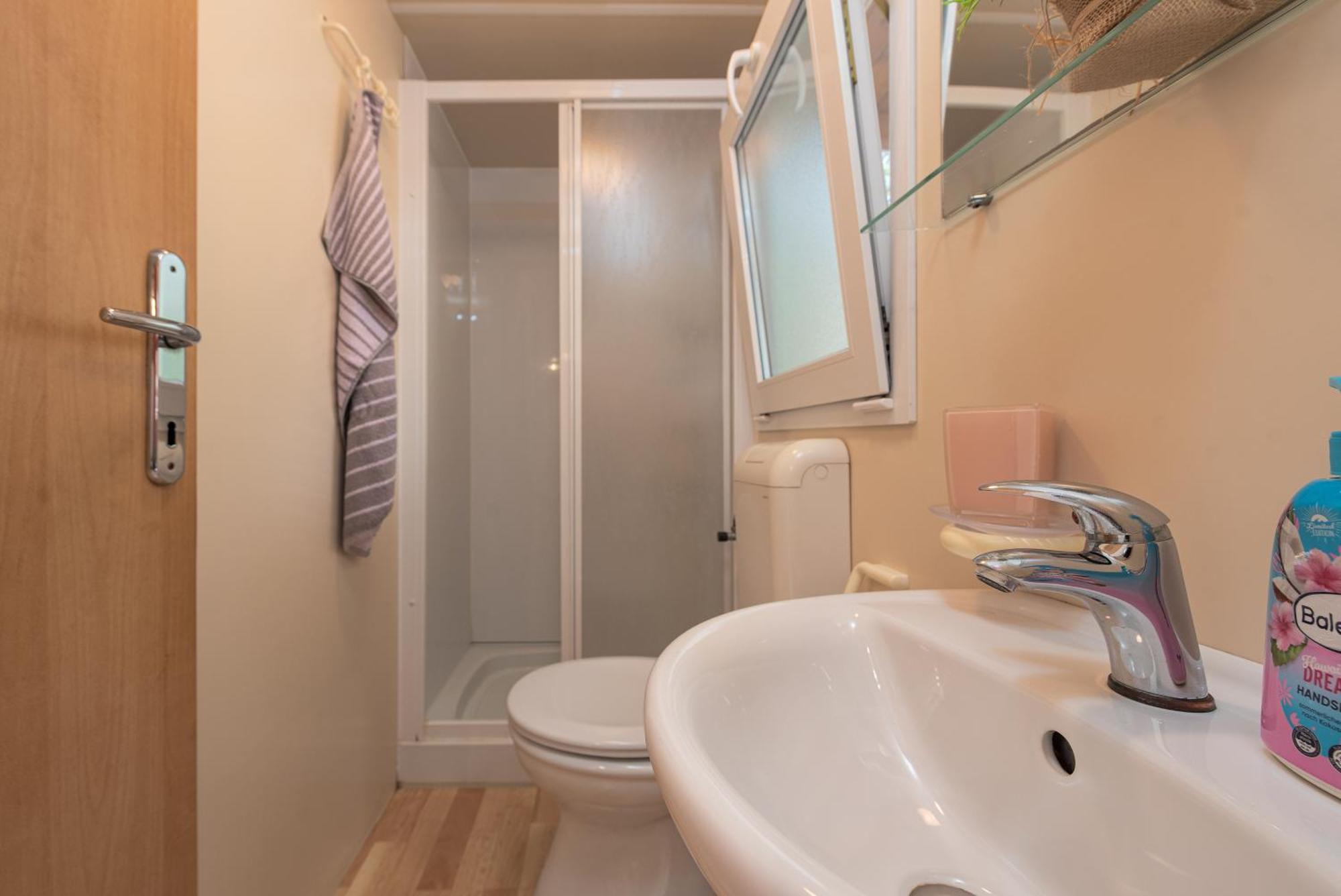 Camp Mrkva Mobile Homes With Pool Sukošan Стая снимка