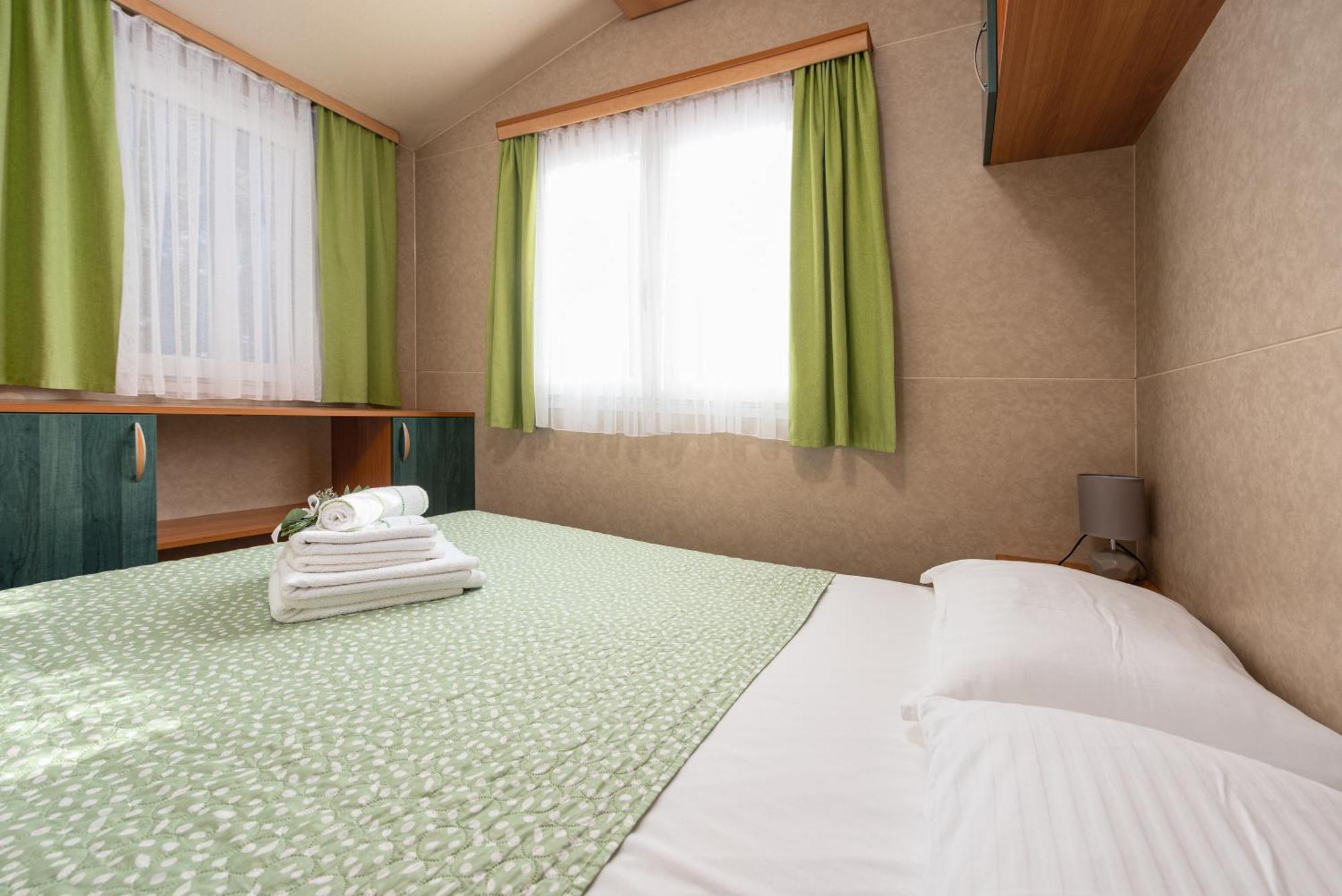 Camp Mrkva Mobile Homes With Pool Sukošan Стая снимка